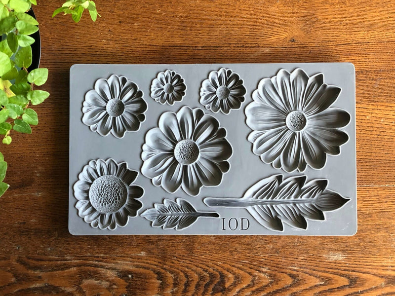 IOD He Loves Me Daisy Decor Mould