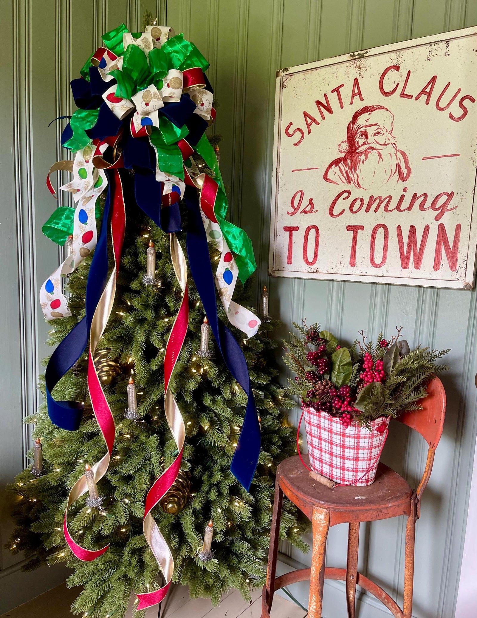 Vintage Style Galvanized Red & White Santa Claus Is Coming To Town Farm Sign