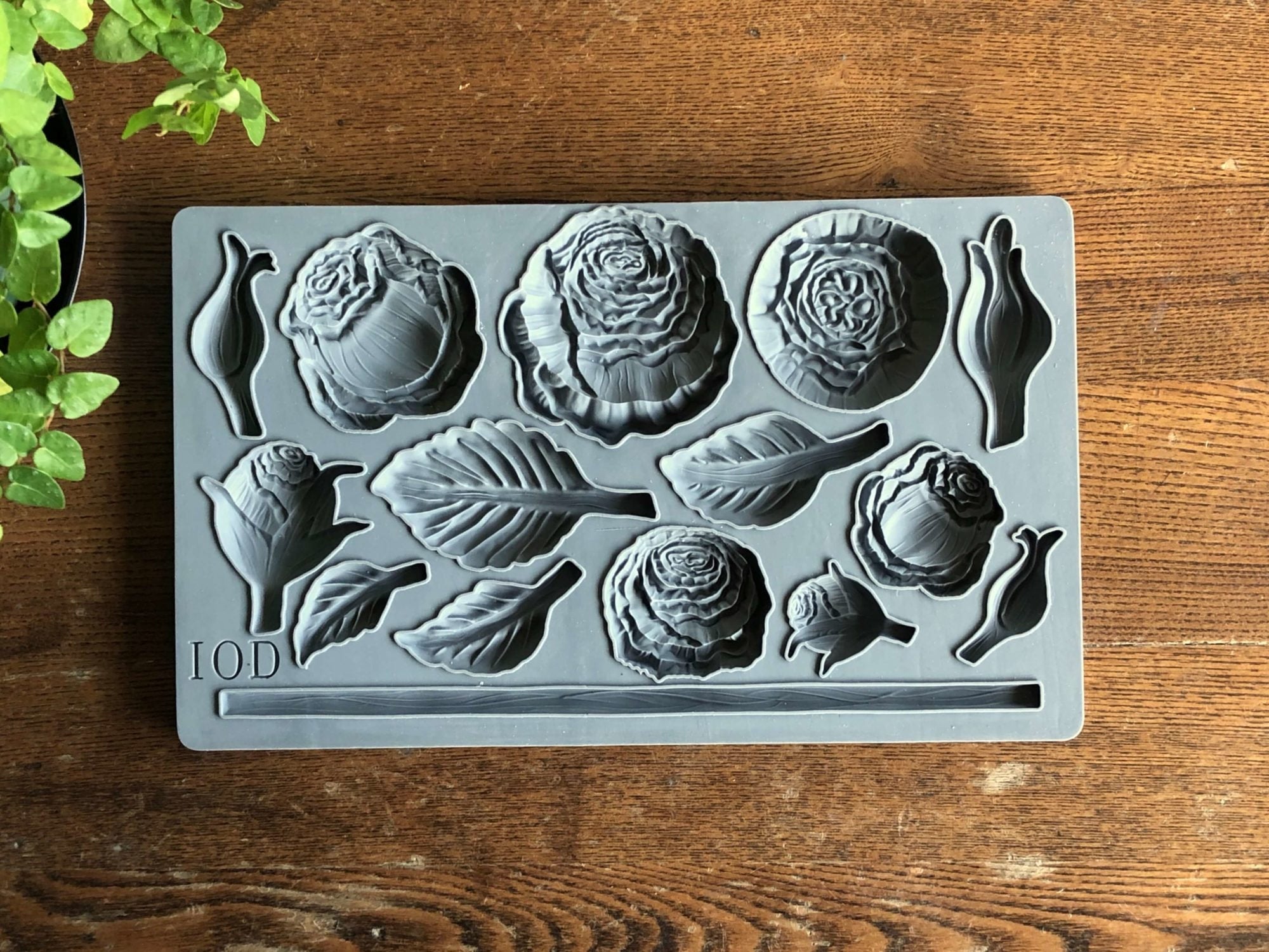 IOD He Loves Me Daisy Decor Mould - Crested Perch