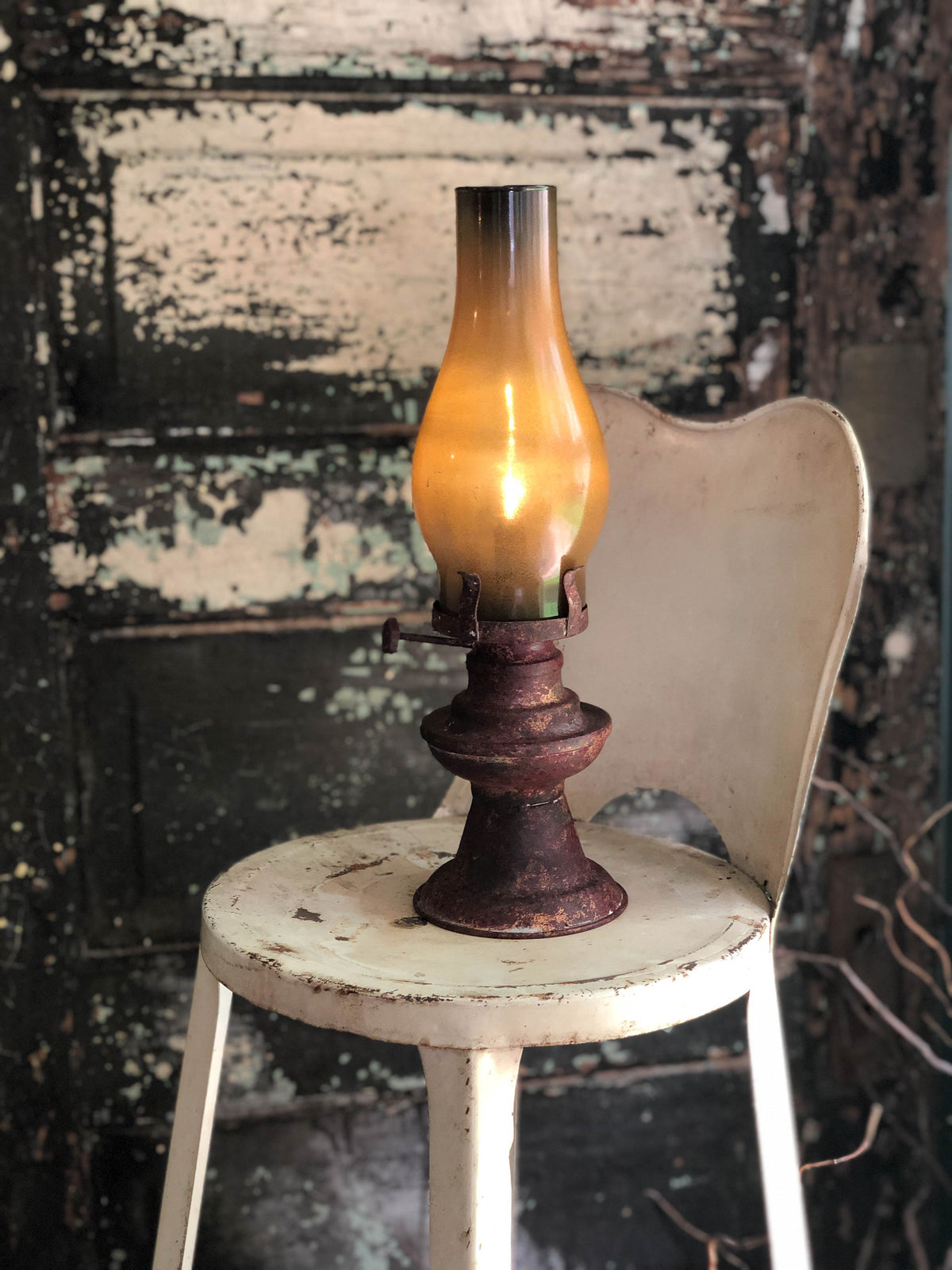 Primitive LED Vintage Style Lamp Crested Perch